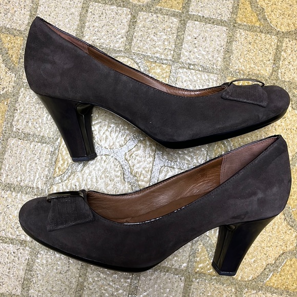 Clarks Shoes - EUC Clark Artisan Brown leather heel.